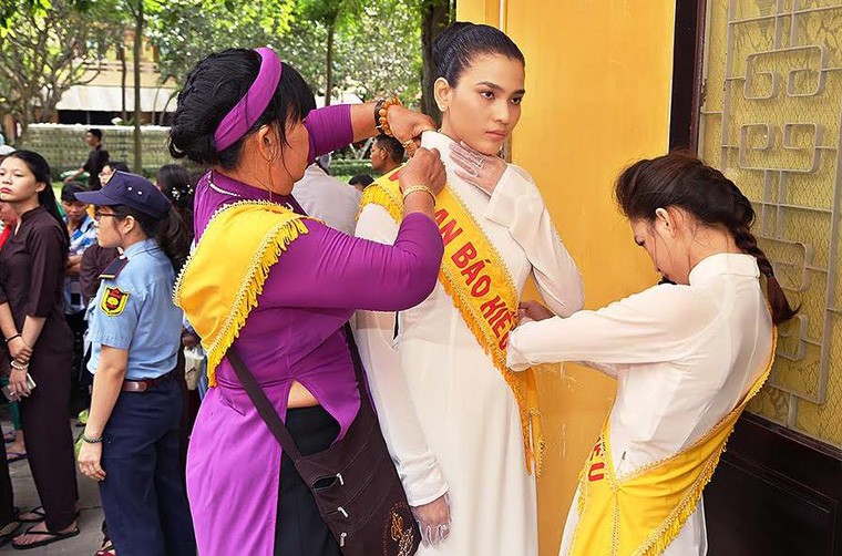 Truong Thi May dien ao dai trang du le Vu lan-Hinh-2