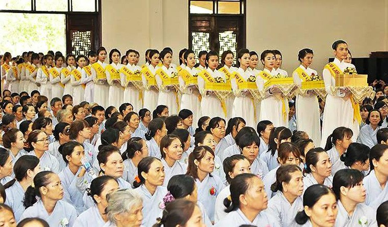 Truong Thi May dien ao dai trang du le Vu lan-Hinh-3