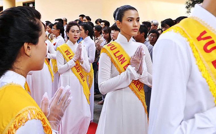 Truong Thi May dien ao dai trang du le Vu lan-Hinh-4