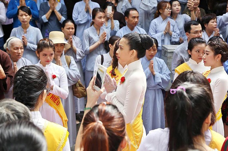 Truong Thi May dien ao dai trang du le Vu lan-Hinh-6