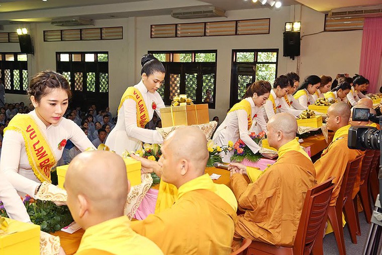 Truong Thi May dien ao dai trang du le Vu lan-Hinh-7