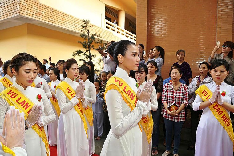 Truong Thi May dien ao dai trang du le Vu lan-Hinh-9