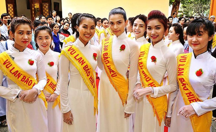 Truong Thi May dien ao dai trang du le Vu lan