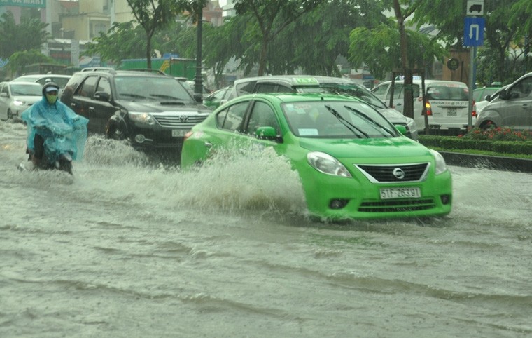 Duong ve nha cua nguoi Sai Gon lai ngap nuoc, ket xe kinh hoang-Hinh-2