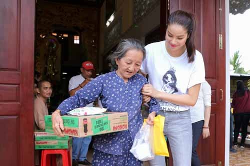 NSND Ngoc Giau cung Pham Huong khoac blouse trang lam tu thien-Hinh-8