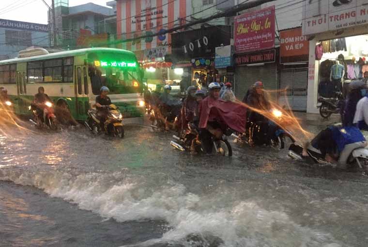 Mua nhu trut nuoc, Sai Gon lai ngap kinh hoang-Hinh-4