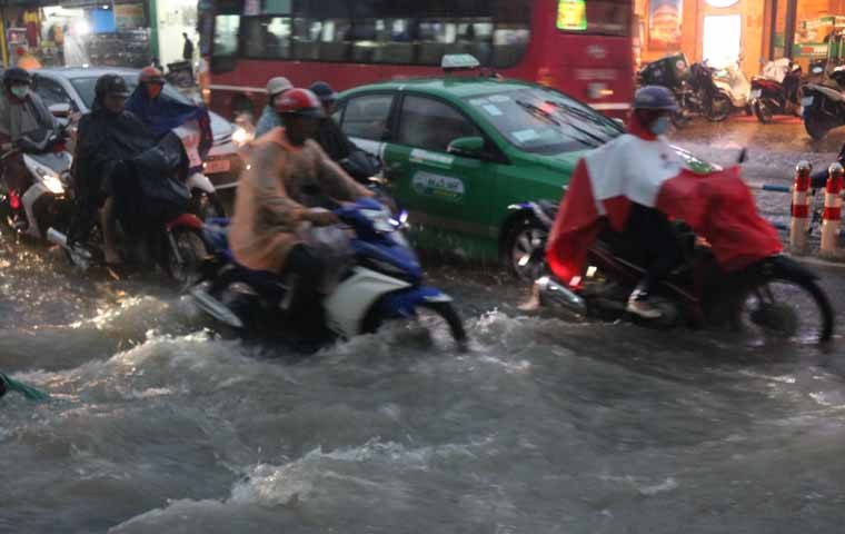 Mua nhu trut nuoc, Sai Gon lai ngap kinh hoang-Hinh-9