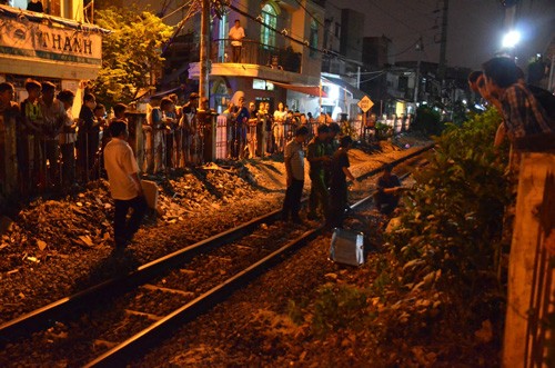 “Di dao” tren duong sat, bi tau hoa tong chet