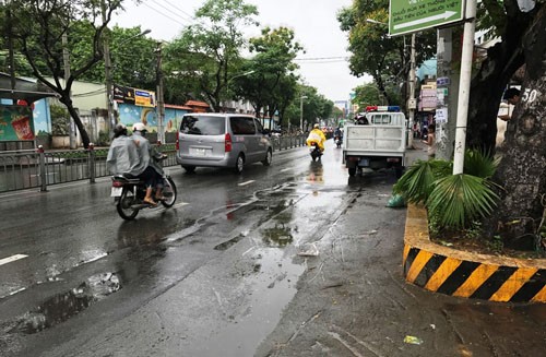 Nguoi dan ong nga xe tu vong khi tranh em be qua duong