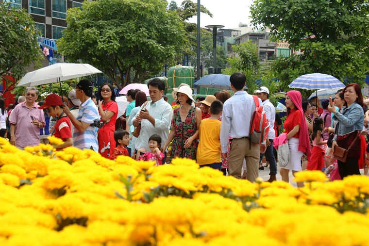 Nang nong gay gat, duong hoa trua mung 1 Tet van kin nguoi-Hinh-12