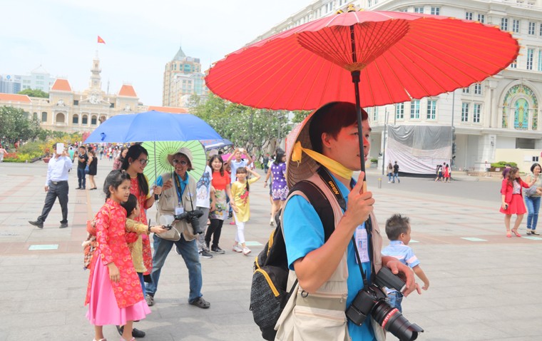 Nang nong gay gat, duong hoa trua mung 1 Tet van kin nguoi-Hinh-3