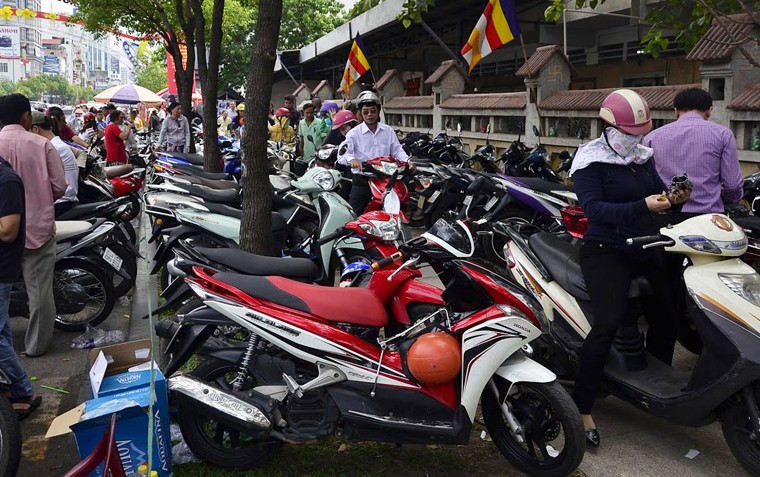 Mung 2 Tet Dinh Dau 2017: Duong den vieng chua o TPHCM 