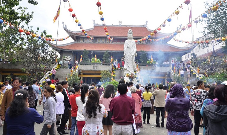 Mung 2 Tet Dinh Dau 2017: Duong den vieng chua o TPHCM 