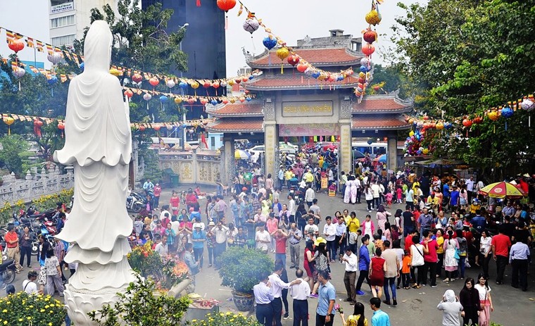 Mung 2 Tet Dinh Dau 2017: Duong den vieng chua o TPHCM 