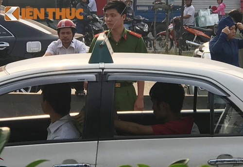 Giay phut kinh hoang tai xe taxi bi cuop siet co o Sai Gon-Hinh-3