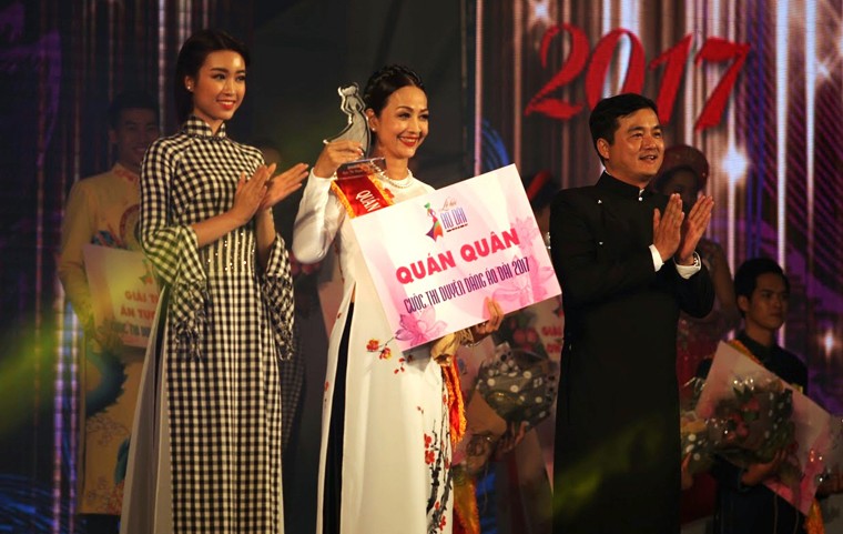 Thi sinh nam gianh quan quan Duyen dang Ao dai 2017-Hinh-13