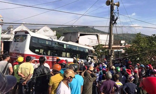 Xe khach Thanh Buoi lao vao nha dan, it nhat 3 nguoi chet