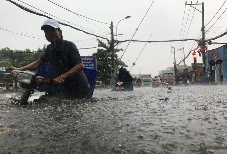 Nuoc cuon nguoi trong mua trai mua to khung khiep o Sai Gon-Hinh-10