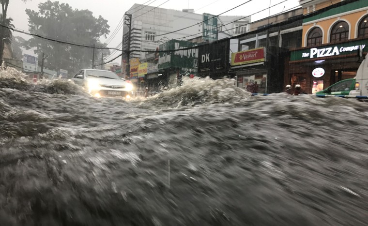 Nuoc cuon nguoi trong mua trai mua to khung khiep o Sai Gon-Hinh-14