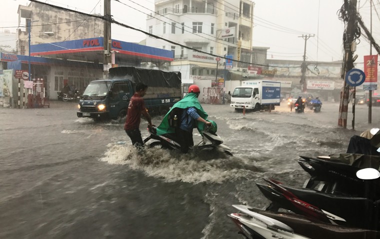 Nuoc cuon nguoi trong mua trai mua to khung khiep o Sai Gon-Hinh-6