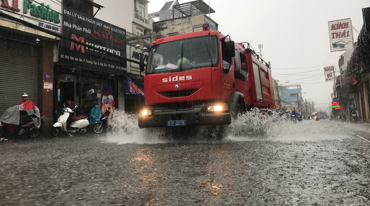 Nuoc cuon nguoi trong mua trai mua to khung khiep o Sai Gon-Hinh-7