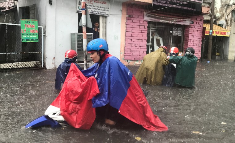 Nuoc cuon nguoi trong mua trai mua to khung khiep o Sai Gon-Hinh-8