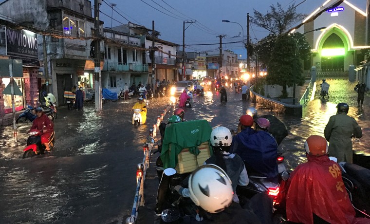 Nguoi Sai Gon khon don vi ngap lut, ket xe do mua trai mua-Hinh-11