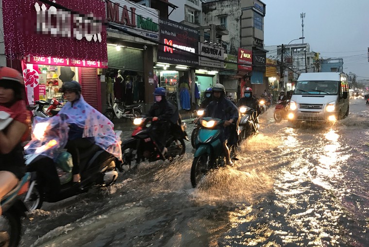 Nguoi Sai Gon khon don vi ngap lut, ket xe do mua trai mua-Hinh-3