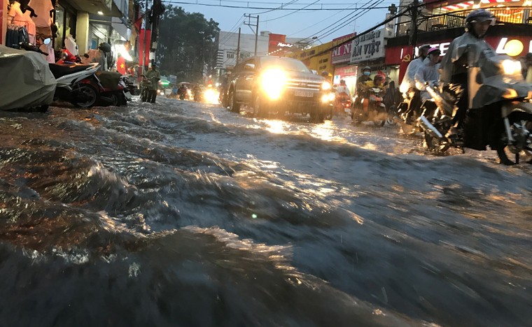 Nguoi Sai Gon khon don vi ngap lut, ket xe do mua trai mua-Hinh-4