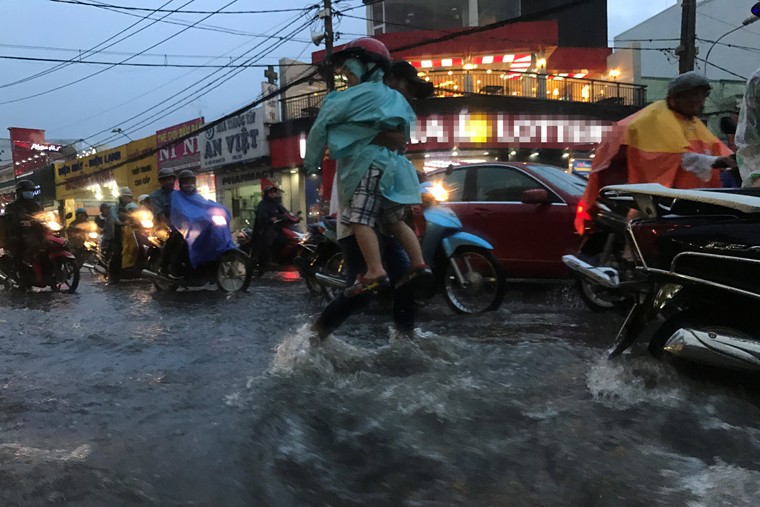 Nguoi Sai Gon khon don vi ngap lut, ket xe do mua trai mua-Hinh-6