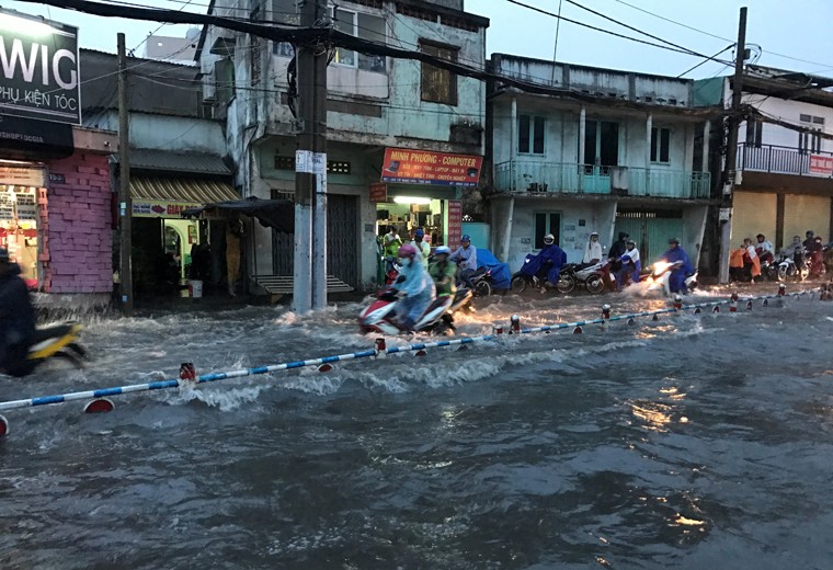 Nguoi Sai Gon khon don vi ngap lut, ket xe do mua trai mua-Hinh-7