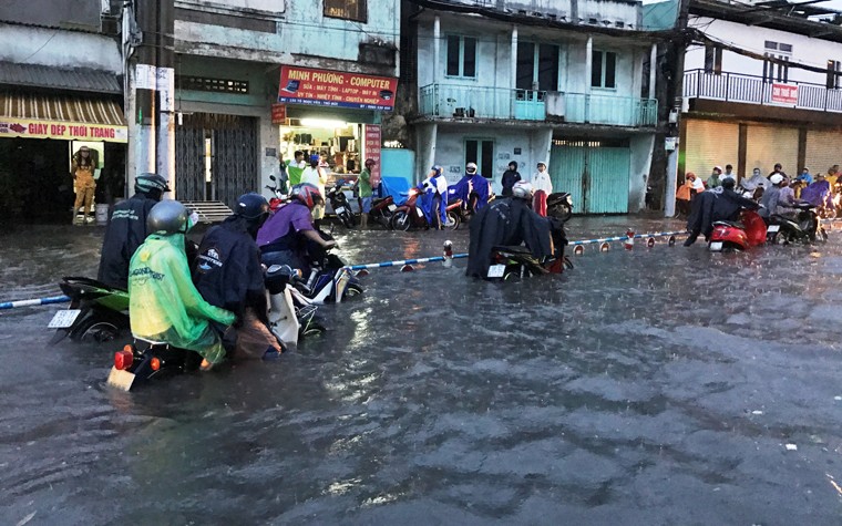 Nguoi Sai Gon khon don vi ngap lut, ket xe do mua trai mua-Hinh-9