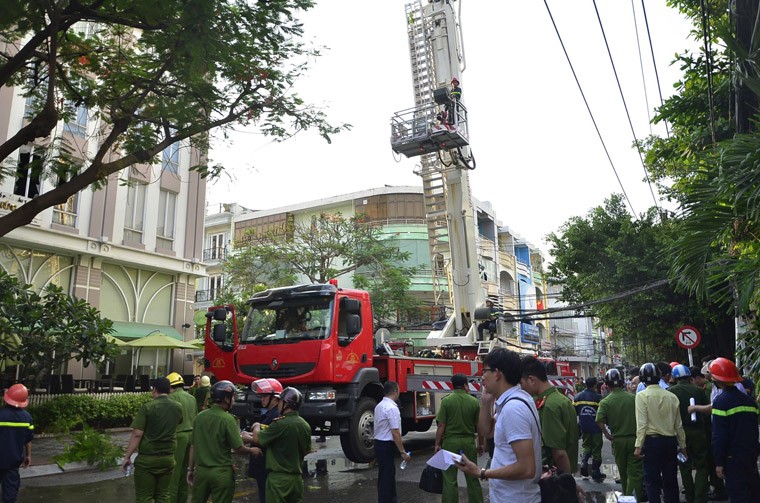 TPHCM: Hang chuc nguoi mac ket trong dam chay toa nha cao tang-Hinh-3