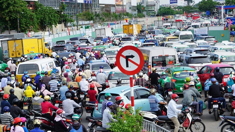 Du canh “hi, no, ai, o” tren duong, ben xe... ngay dau ky nghi le