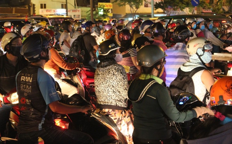 Giua dem, duong Sai Gon van ket kin nguoi ve que nghi le-Hinh-13