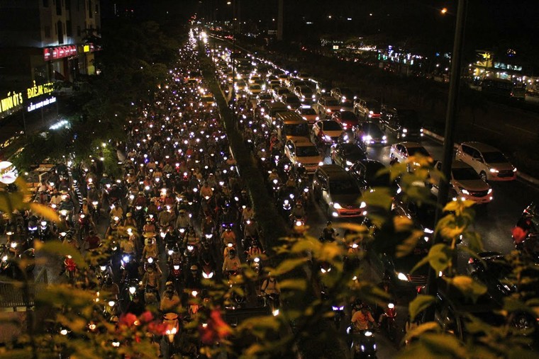 Giua dem, duong Sai Gon van ket kin nguoi ve que nghi le-Hinh-16