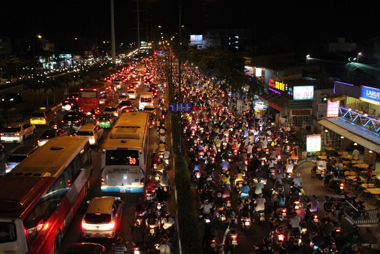 Giua dem, duong Sai Gon van ket kin nguoi ve que nghi le-Hinh-3