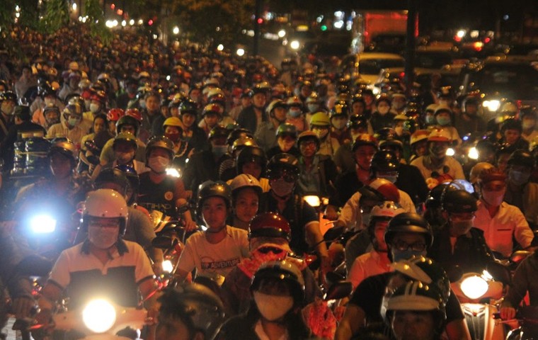 Giua dem, duong Sai Gon van ket kin nguoi ve que nghi le-Hinh-4