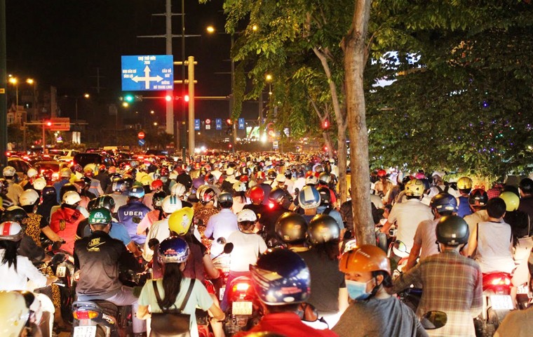 Giua dem, duong Sai Gon van ket kin nguoi ve que nghi le-Hinh-6