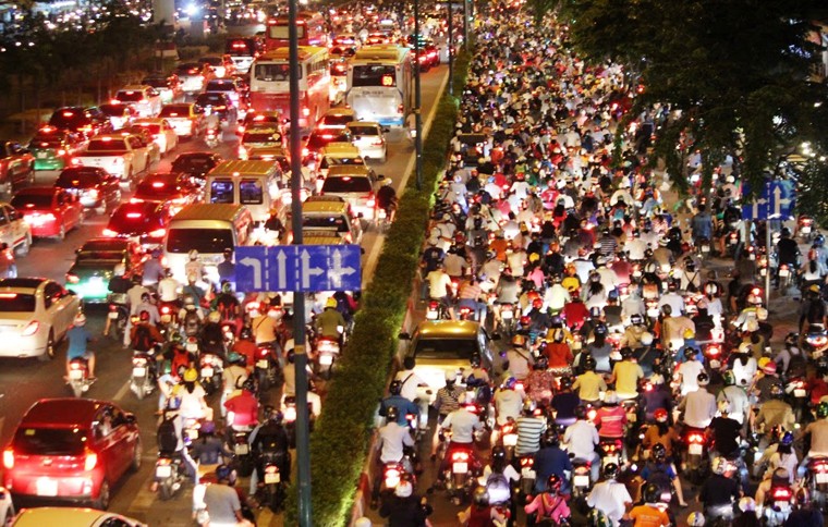 Giua dem, duong Sai Gon van ket kin nguoi ve que nghi le