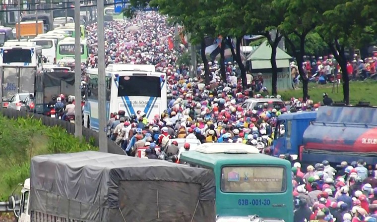 Cua ngo ve Mien Tay “te liet” kinh hoang giua bien nguoi, xe-Hinh-14