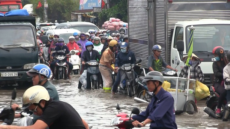 Cua ngo ve Mien Tay “te liet” kinh hoang giua bien nguoi, xe-Hinh-4