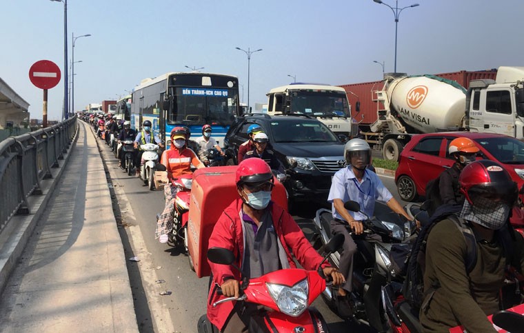 Anh: Xuat hien hai lo thung bat thuong tren cau cua ngo Sai Gon