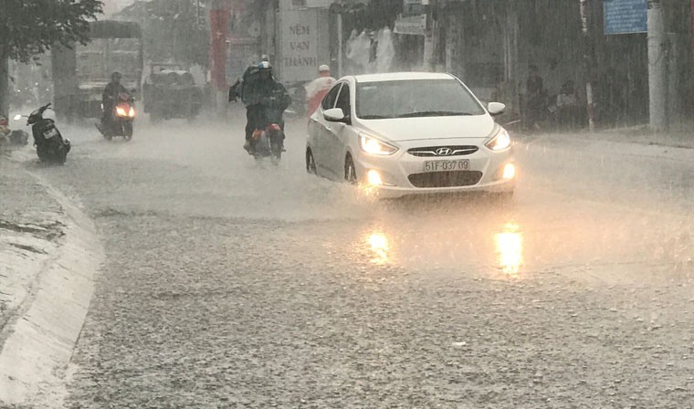 Anh: Sai Gon vao mua mua, nhieu tuyen duong ngap nang-Hinh-2