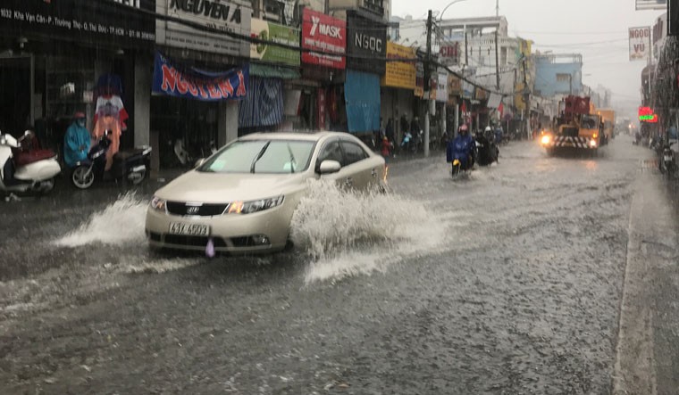 Anh: Sai Gon vao mua mua, nhieu tuyen duong ngap nang-Hinh-6