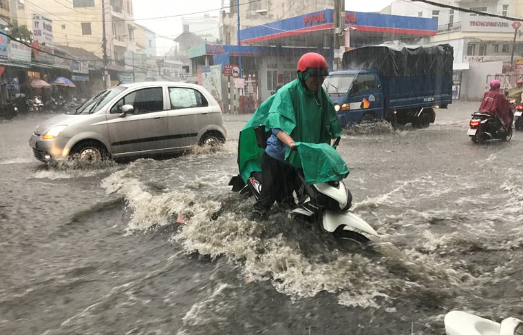 Anh: Sai Gon vao mua mua, nhieu tuyen duong ngap nang-Hinh-7