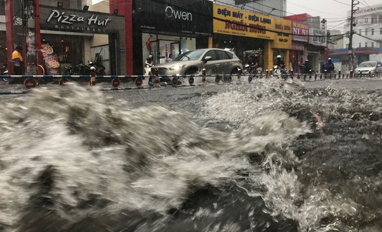 Anh: Sai Gon vao mua mua, nhieu tuyen duong ngap nang-Hinh-9