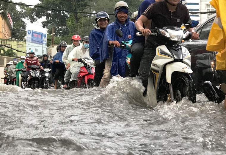 Tre la khoc, nguoi gia cau cuu trong nuoc ngap cuon cuon o Sai Gon-Hinh-11