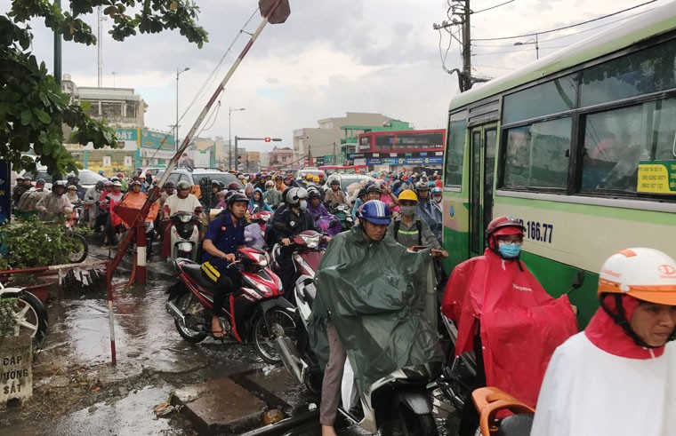 Tre la khoc, nguoi gia cau cuu trong nuoc ngap cuon cuon o Sai Gon-Hinh-15