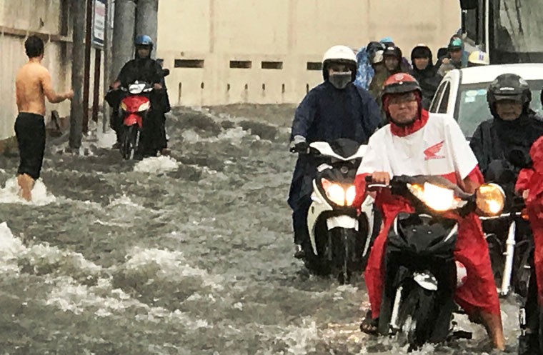 Tre la khoc, nguoi gia cau cuu trong nuoc ngap cuon cuon o Sai Gon-Hinh-4